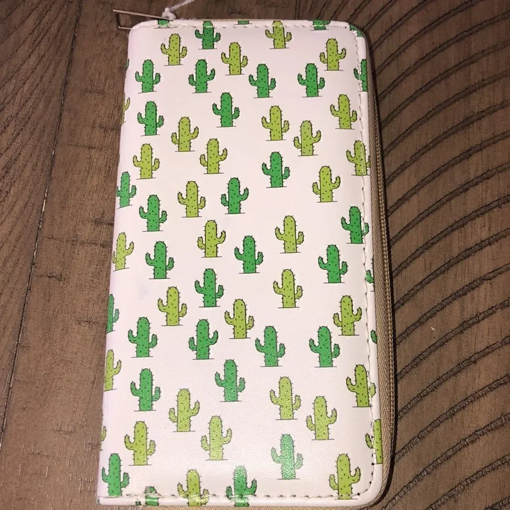 NWT Lucky 🍀 Cacti 🌵 Vegan 🌱 Zip Wallet 12 card inserts zip coin Secure!